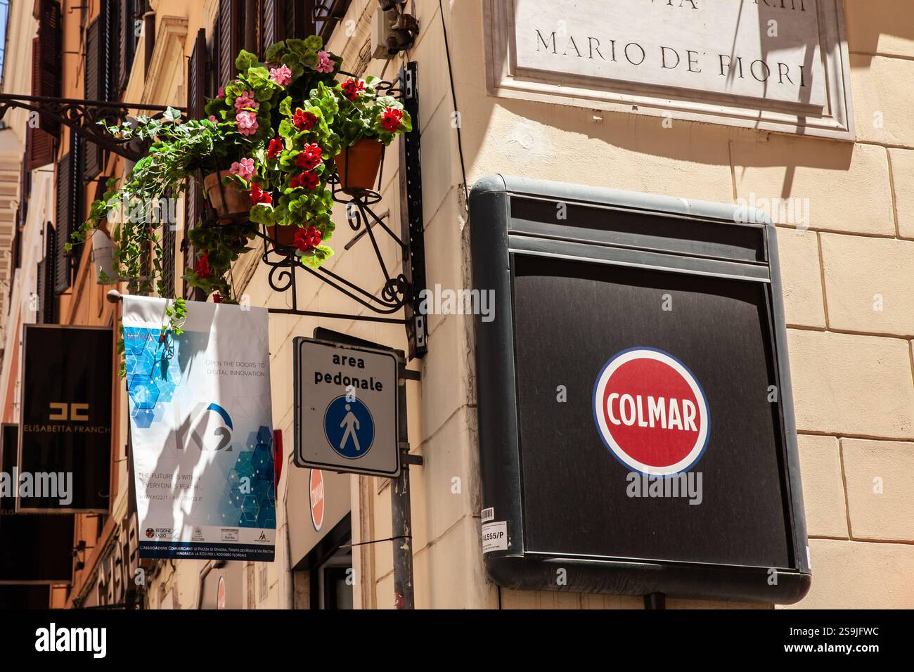 ROME, ITALIE - 15 JUIN 2024 : un panneau de magasin Colmar est affiché sur une façade de rue à Rome. Colmar est un fabricant de mode italien spécialisé dans le sport Banque D'Images
