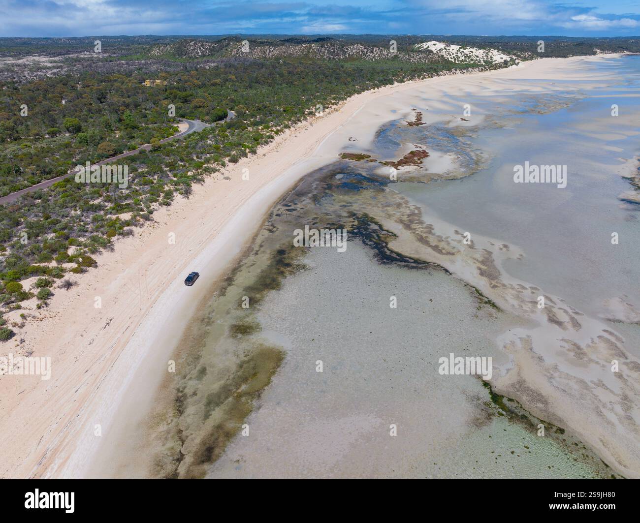 Vue aérienne d'un 4x4 conduisant sur une plage de sable à marée basse à Gunyah Beach sur la péninsule d'Eyre en Australie méridionale Banque D'Images