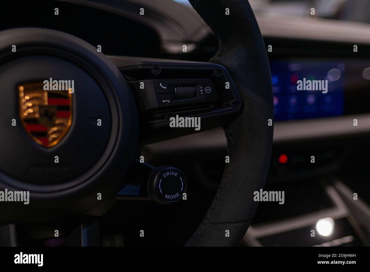 Intérieur, volant électrique Porsche Macan GTS intérieur de voiture, cockpit, interrupteurs de bouton d'instruments, véhicule électrique, interface moderne, entrée numérique Banque D'Images