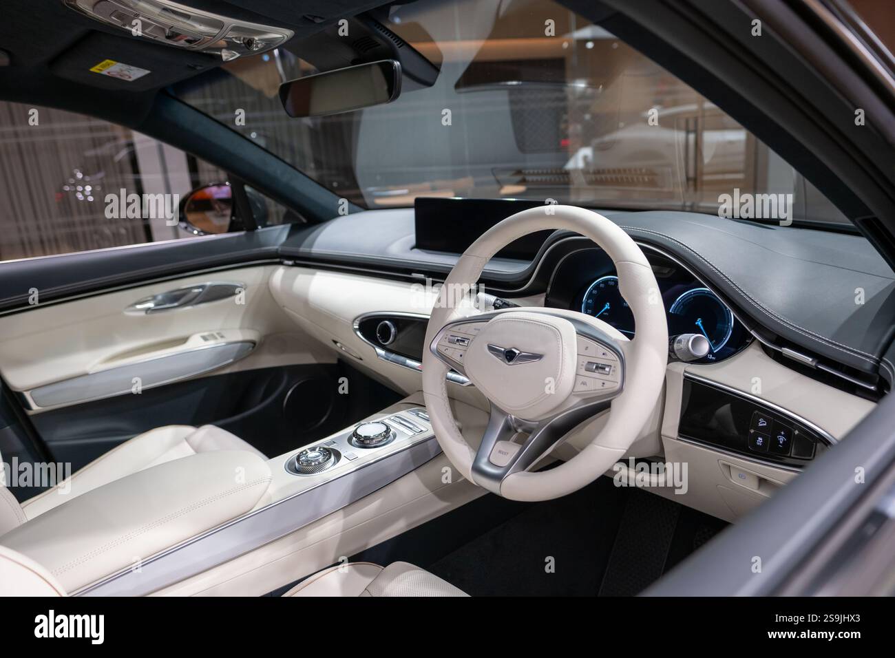 Genesis GV70 intérieur de voiture, volant, sièges conducteur et passager, tableau de bord, navigation et zones de cargaison, industrie automobile à Londres - octobre Banque D'Images