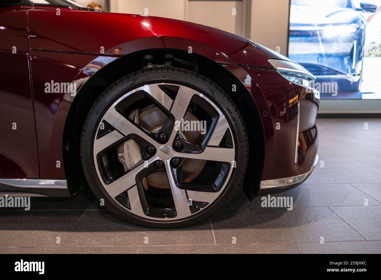 Rouge foncé électrique Lucid Air, berline de luxe électrique à batterie 4 portes, future mobilité durable Lucid Motors, avancées technologiques automobile ind Banque D'Images