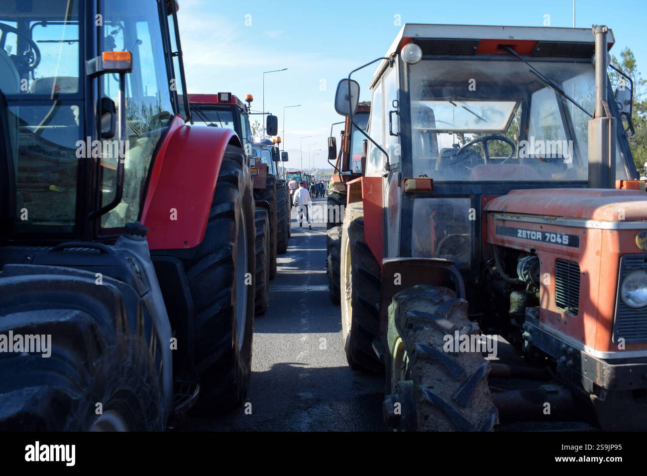 Larissa, Grèce. 23 janvier 2025. Les agriculteurs et éleveurs grecs bloquent la route avec des tracteurs, protestant contre l'augmentation des coûts de production. Crédit : Dimitris Aspiotis/Alamy Banque D'Images