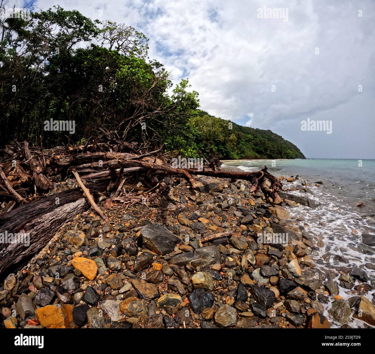 Des roches brisées et du bois couvrant encore la côte 1 an après le cyclone Jasper, au nord de Cape Tribulation, parc national de Daintree, Queensland, Australie Banque D'Images