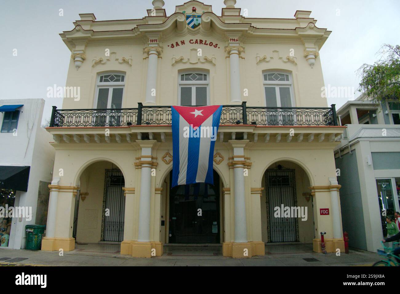 L'Institut San Carlos, également connu sous le nom de San Carlos, un centre du patrimoine cubain et musée. Historique jour ensoleillé. Ancien bâtiment riche en histoire. Modifier Banque D'Images