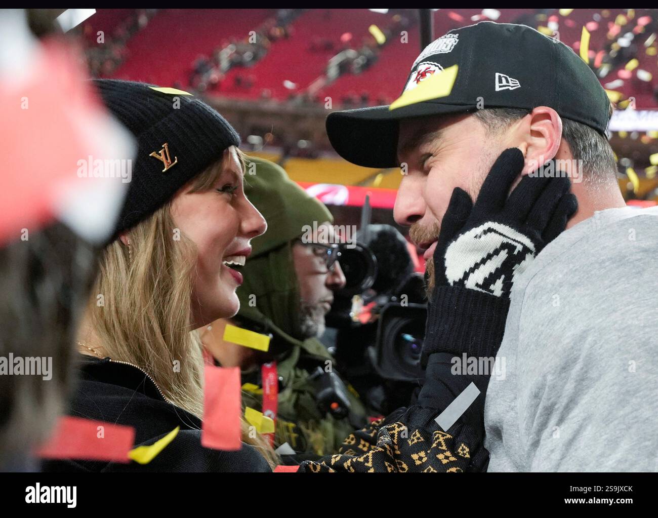 Tight End Travis Kelce et sa petite amie Taylor Swift se tiennent sur le terrain après que les Chiefs ont battu les Buffalo Bills 32-29 dans le match de championnat de l'AFC au stade Arrowhead de Kansas City, Missouri, le dimanche 26 janvier 2025. Les Chiefs rencontreront les Eagles de Philadelphie au Super Bowl LIX à la Nouvelle-Orléans le 9 février. Photo de Jon Robichaud/UPI. Banque D'Images