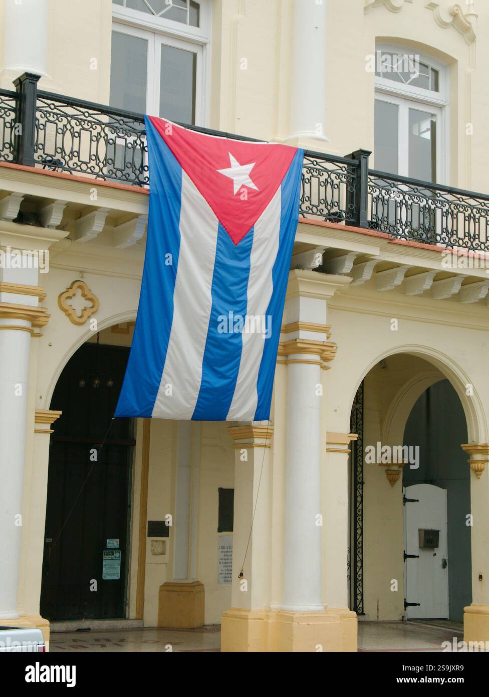 L'Institut San Carlos, également connu sous le nom de San Carlos, un centre du patrimoine cubain et musée. Historique jour ensoleillé. Ancien bâtiment riche en histoire. Modifier Banque D'Images