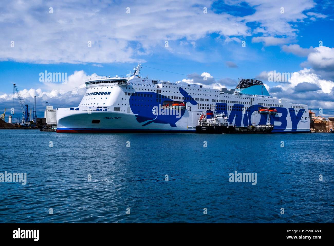 Le ferry Moby Legacy de Moby Lines à l'ancre dans le port de Livourne. Livourne Toscane Italie FB 2024 1213 Banque D'Images