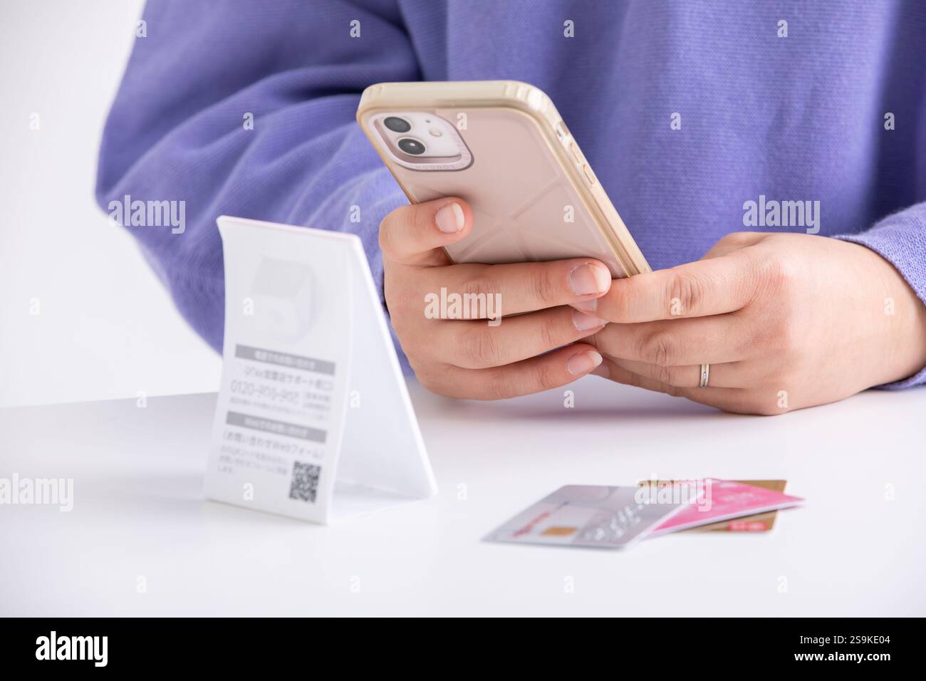 Femme effectuant un paiement par téléphone portable Banque D'Images