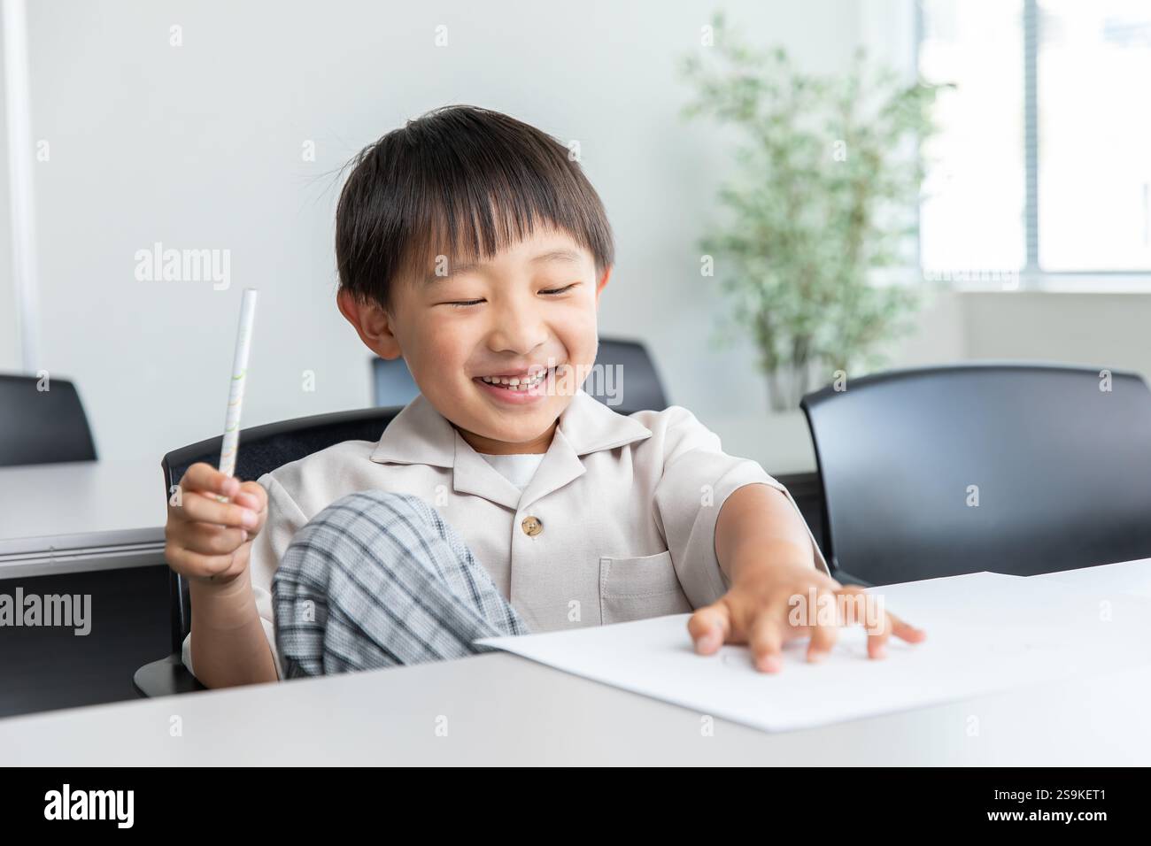 Enfant s'amusant à apprendre en classe Banque D'Images