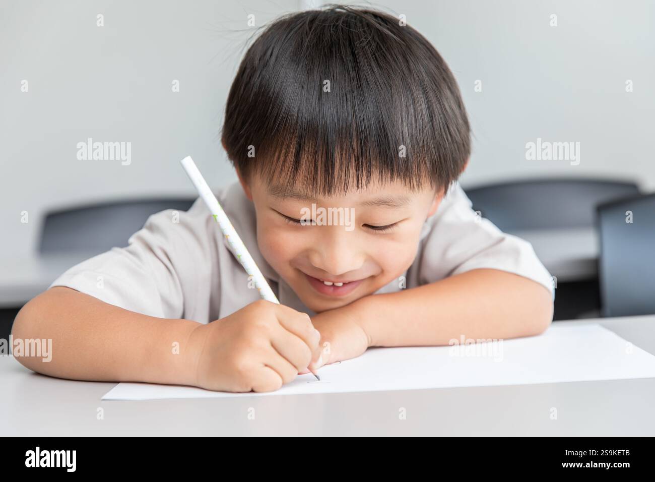 Élèves des écoles primaires faisant leurs devoirs Banque D'Images