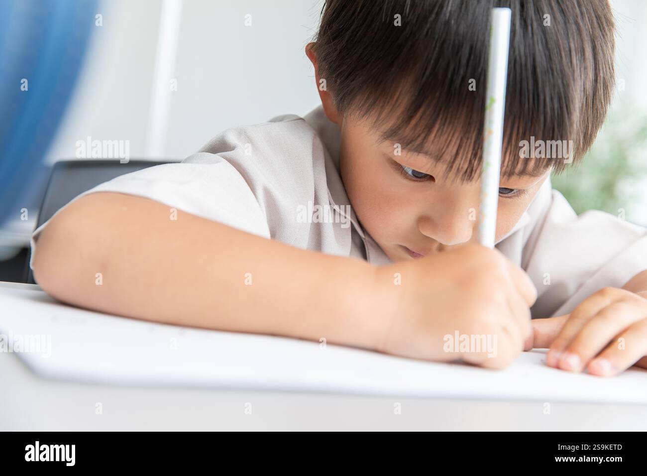 L'enfant se concentre sur l'étude Banque D'Images
