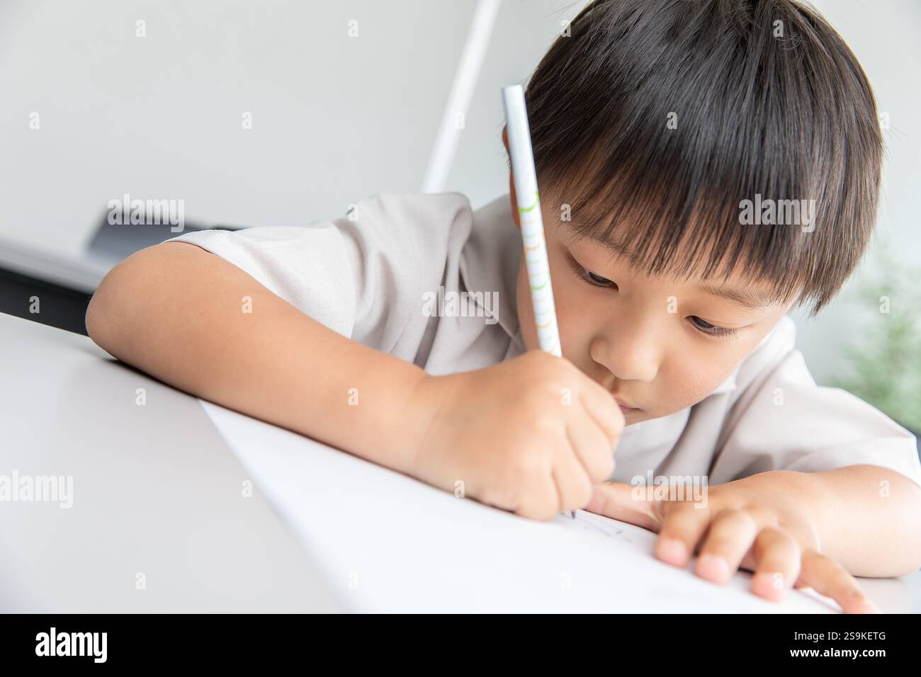 L'enfant se concentre sur l'étude Banque D'Images