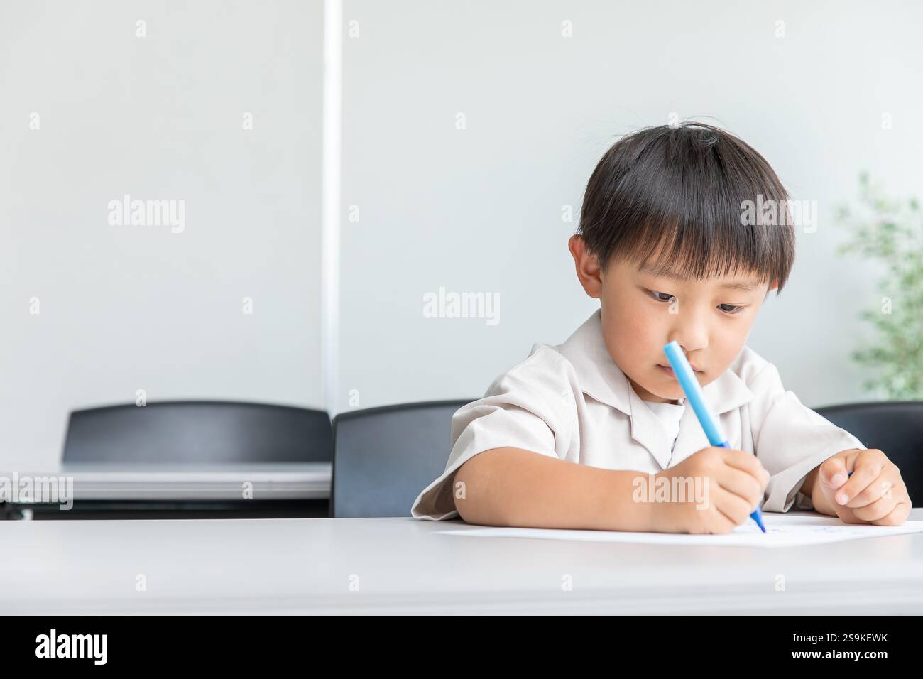 Garçon étudiant dans la classe Banque D'Images