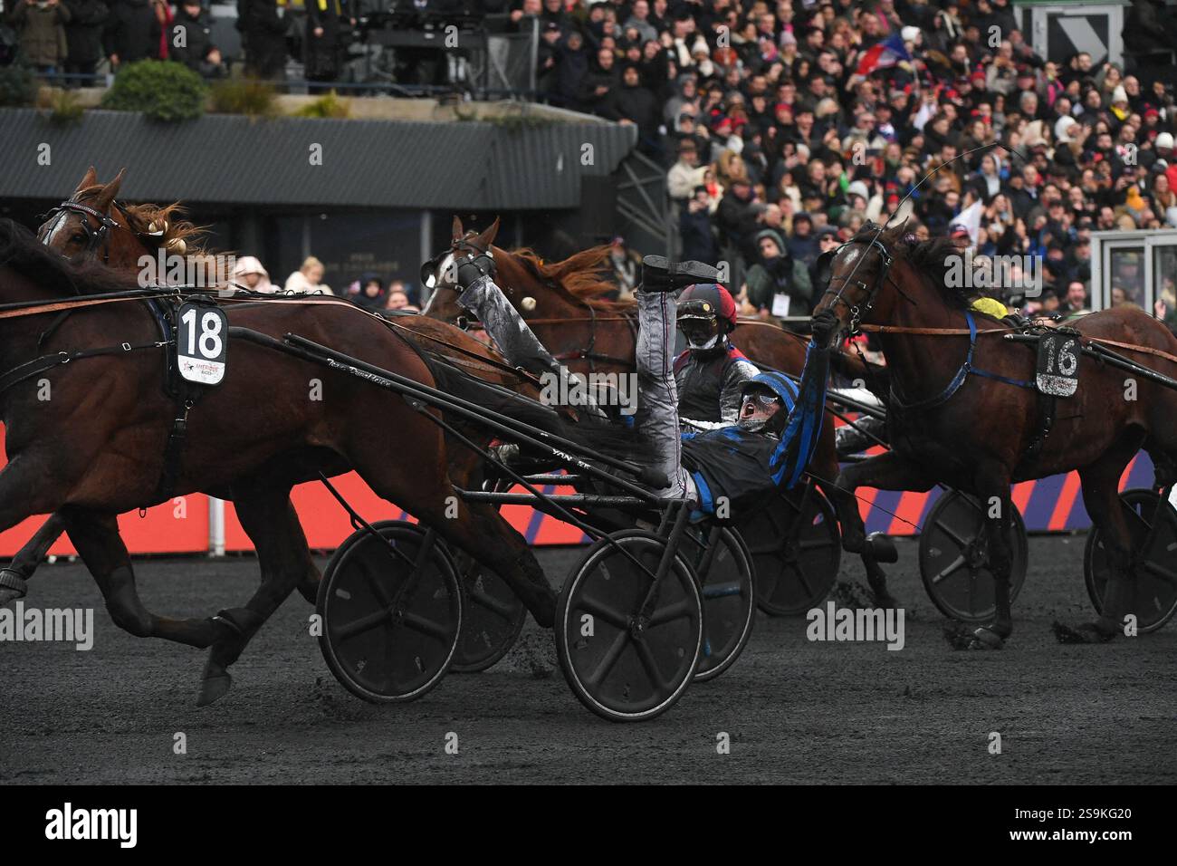 Vincennes, France. 26 janvier 2025. Le pilote français Clement Duvaldestin, pilote de l'Idao de Tillar remporte le 104ème Grand Prix d'Amerique sous harnais à l'hippodrome de Vincennes à Paris le 26 janvier 2025. Photo de Lionel Urman/ABACAPRESS. COM Credit : Abaca Press/Alamy Live News Banque D'Images