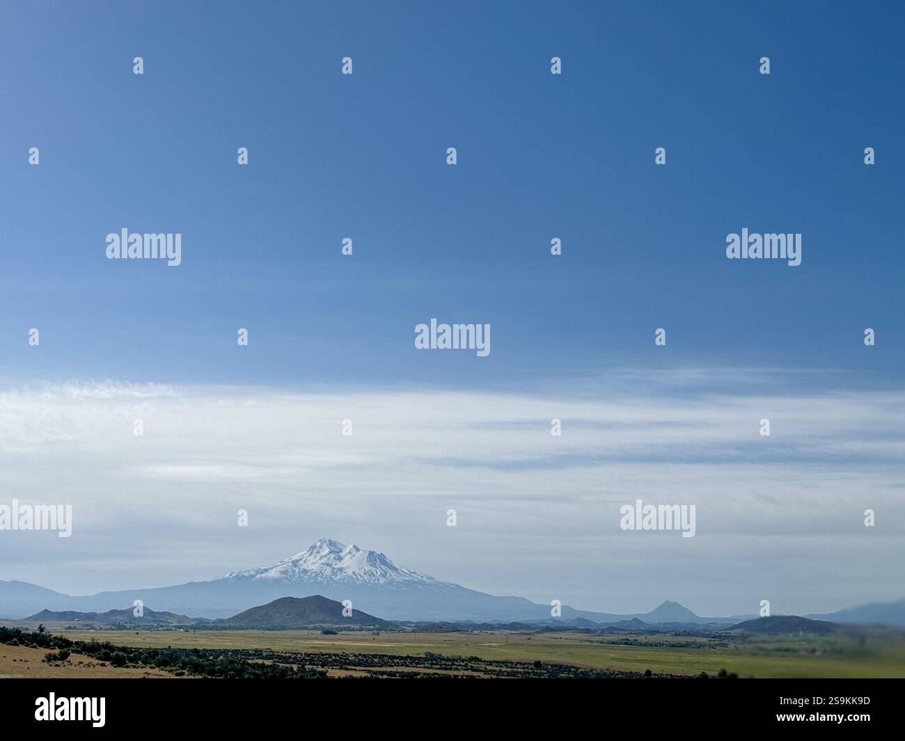 Le mont Shasta est un volcan situé à l'extrémité sud de la chaîne des Cascades dans le comté de Siskiyou, en Californie. Il a une altitude de 14 179 pieds (4 322 m). - Image de stock capturée avec un smartphone