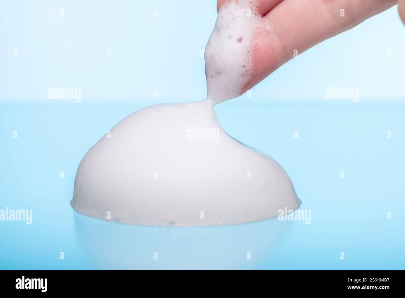 Prendre des bulles avec les doigts Banque D'Images