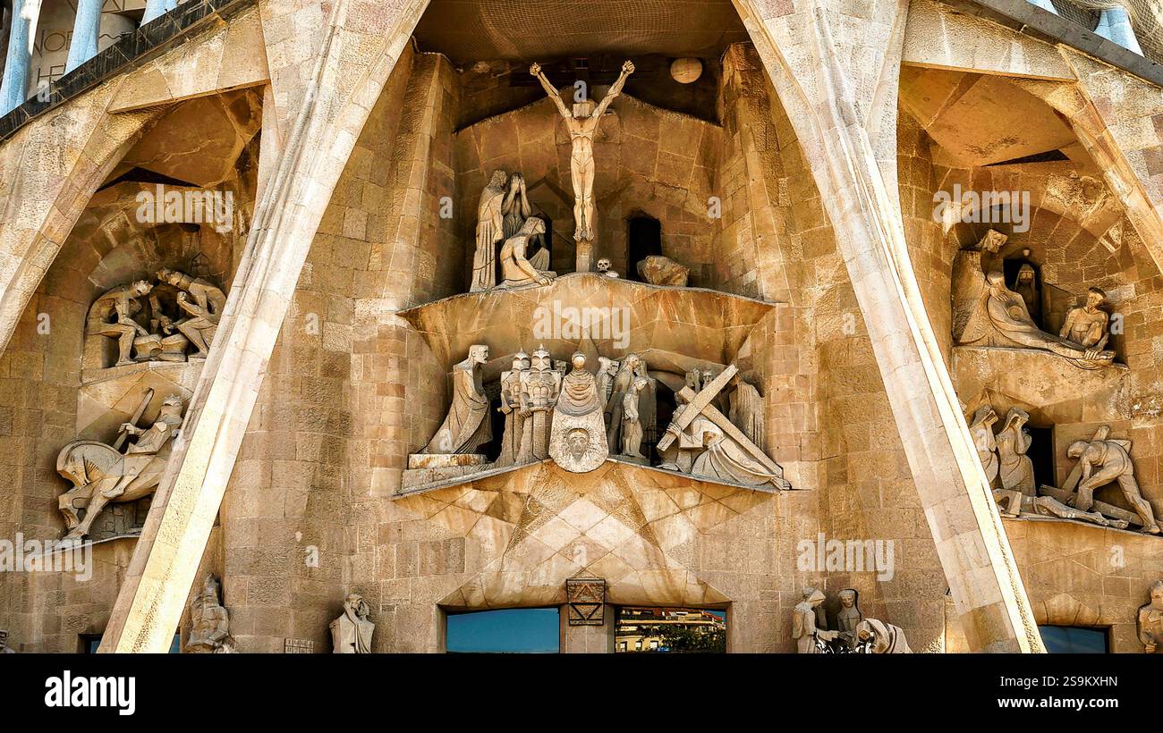 Barcelone, Espagne - 24 septembre 2015 : détails de la façade passion du temple de la Sagrada Familia. Il est conçu par l'architecte Antonio Gaudi et est en cours Banque D'Images