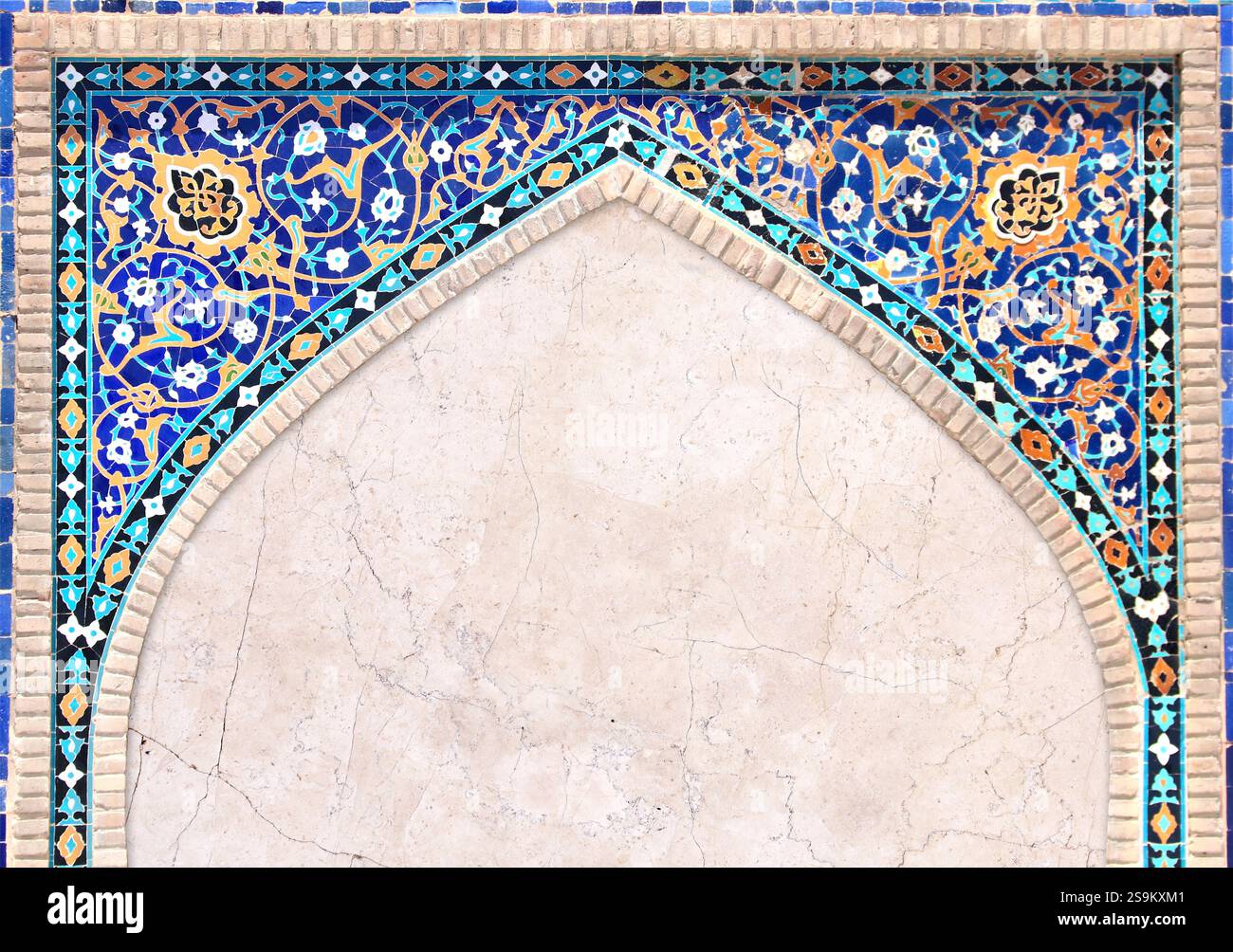 Détail du mur traditionnel en mosaïque persane avec ornement géométrique et floral, Iran. Fond horizontal avec cadre en carreaux de céramique. Modèle de maquette. Banque D'Images