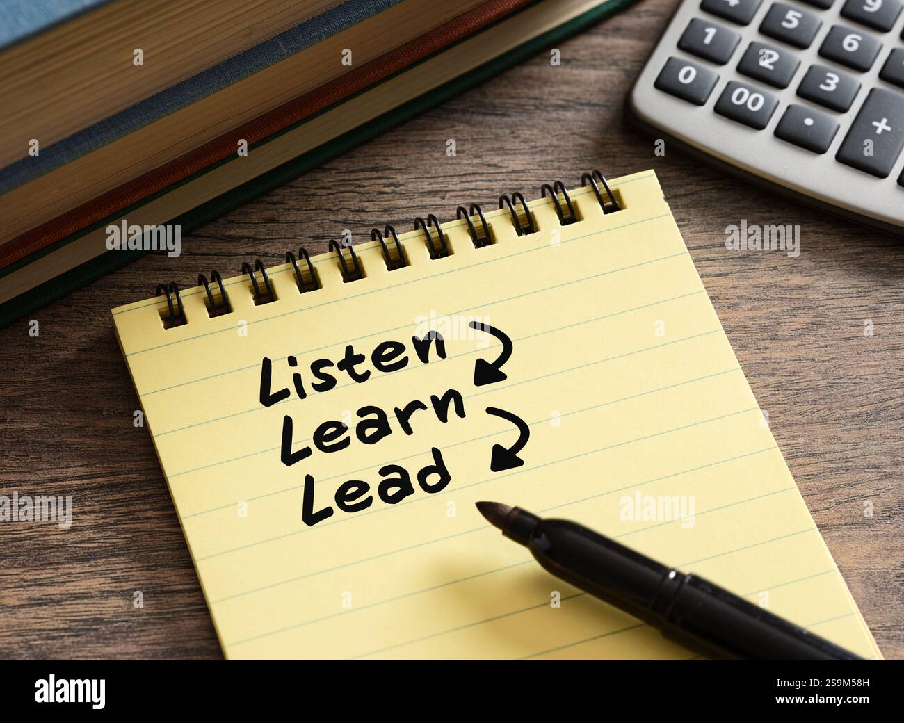 Bloc-notes jaune avec concept d'inspiration d'entreprise écouter, apprendre, diriger écrit : développement personnel dans le concept d'entreprise ou d'éducation. Banque D'Images