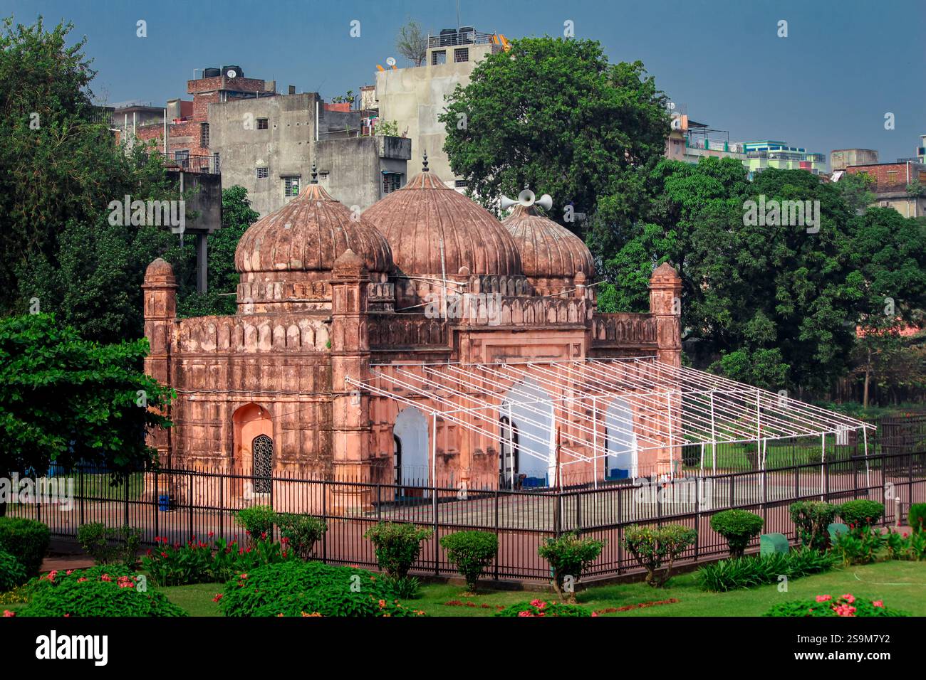 La mosquée à l'intérieur d'un dôme trois fort Lalbagh à Dhaka Bangladesh Banque D'Images