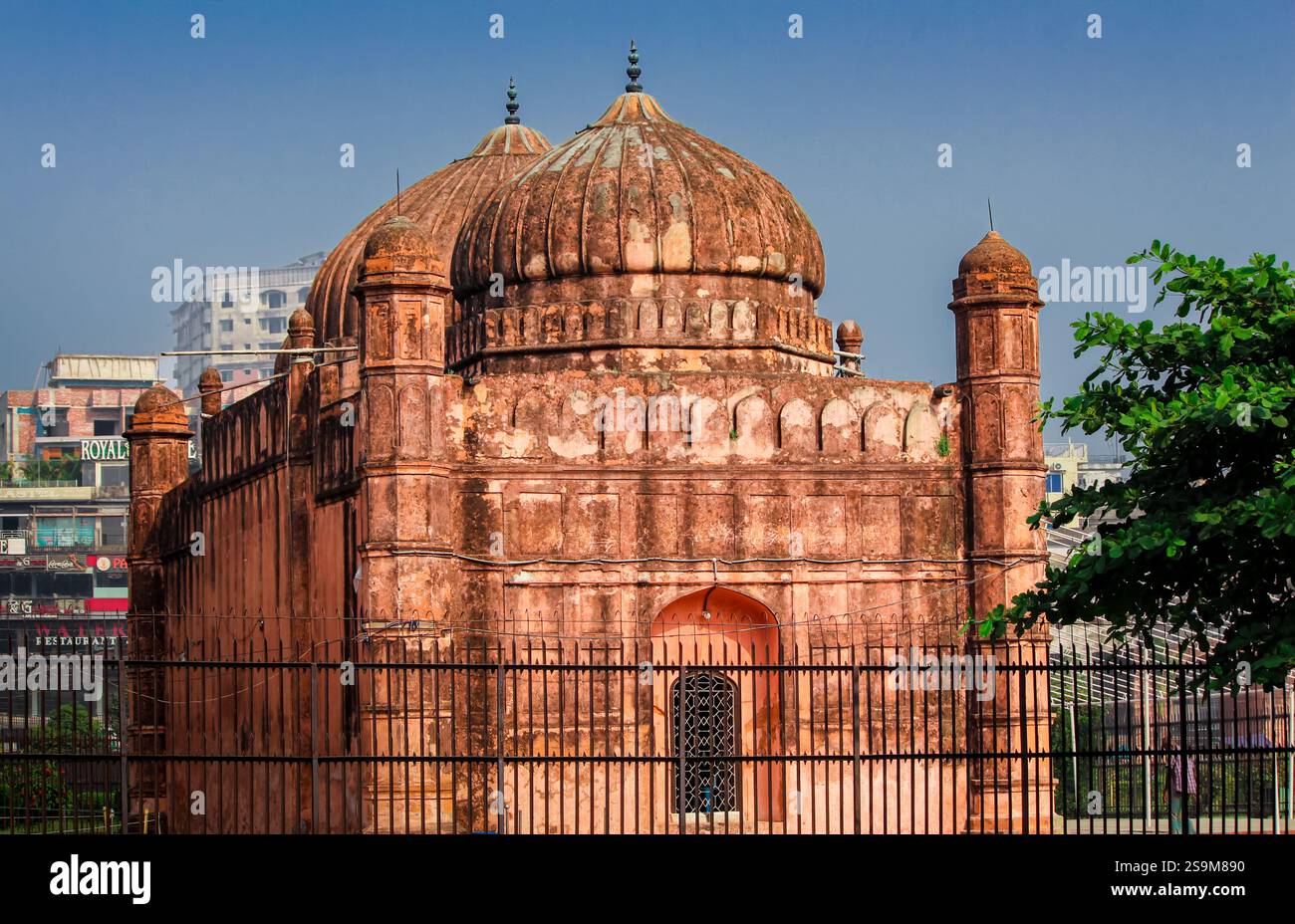 La mosquée à l'intérieur d'un dôme trois fort Lalbagh à Dhaka Bangladesh Banque D'Images