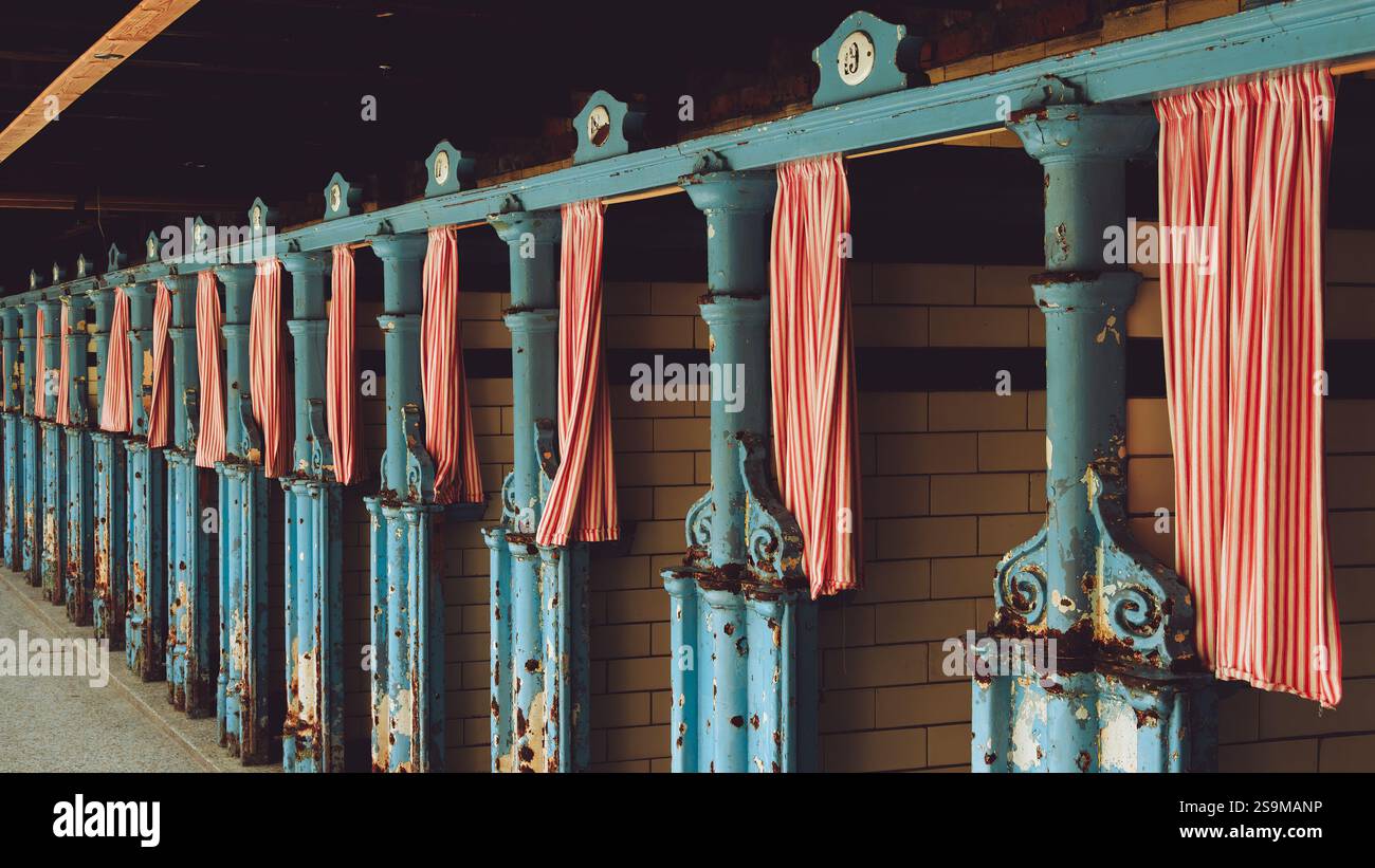 Vestiaires en fonte ornés dans une baignoire Victoria Banque D'Images