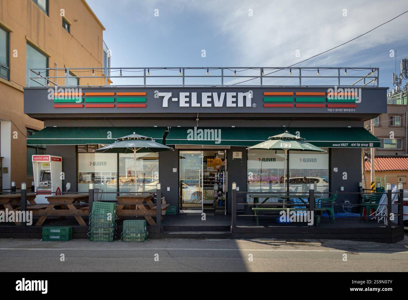 Black 7-Eleven dépanneur bâtiment à Sokcho, Corée du Sud. Photo prise par temps clair Banque D'Images