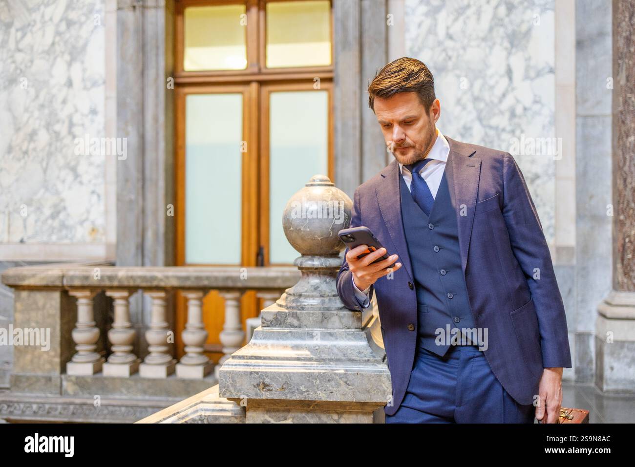 entrepreneur regardant son téléphone en milieu urbain Banque D'Images