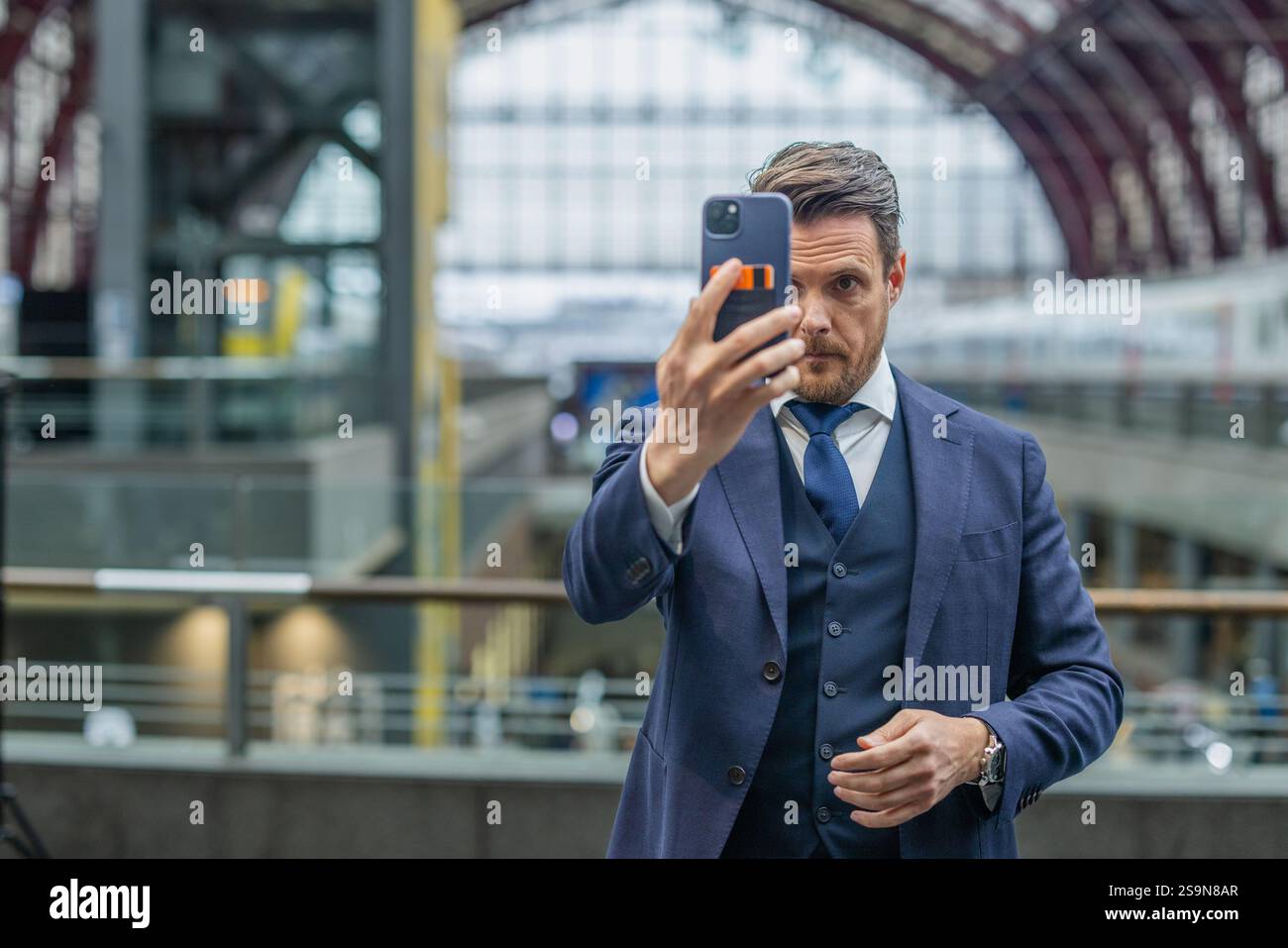 homme d'affaires confiant capturant l'instant à la gare Banque D'Images