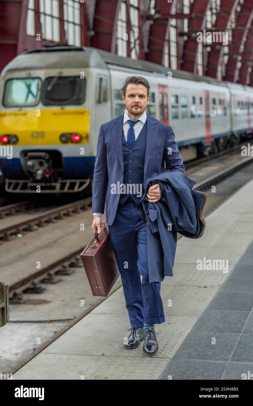 Executive on the Move : confiance et élégance en transit Banque D'Images