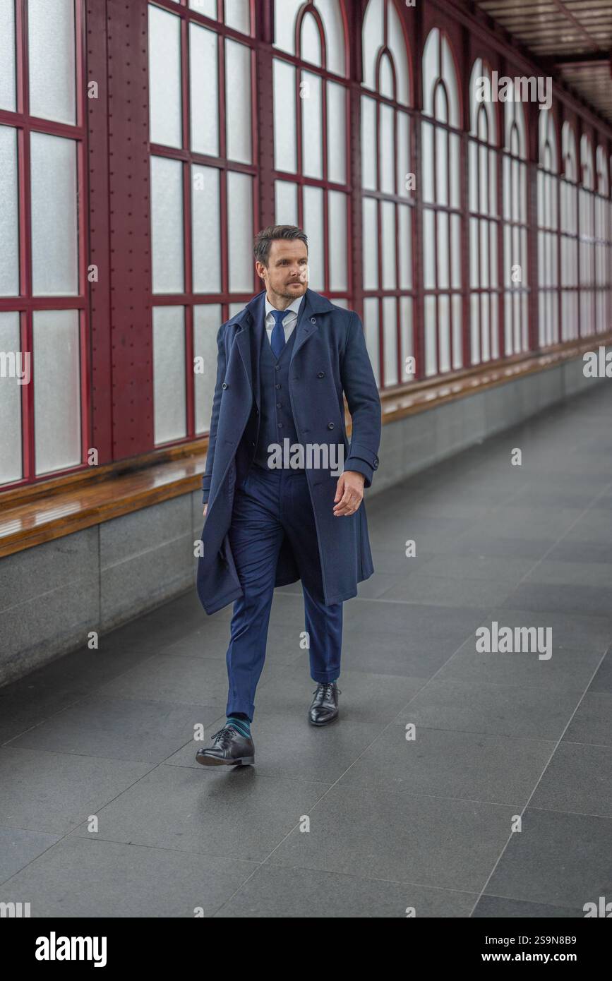 Confiant dans le style : l'entrepreneur moderne en mouvement Banque D'Images