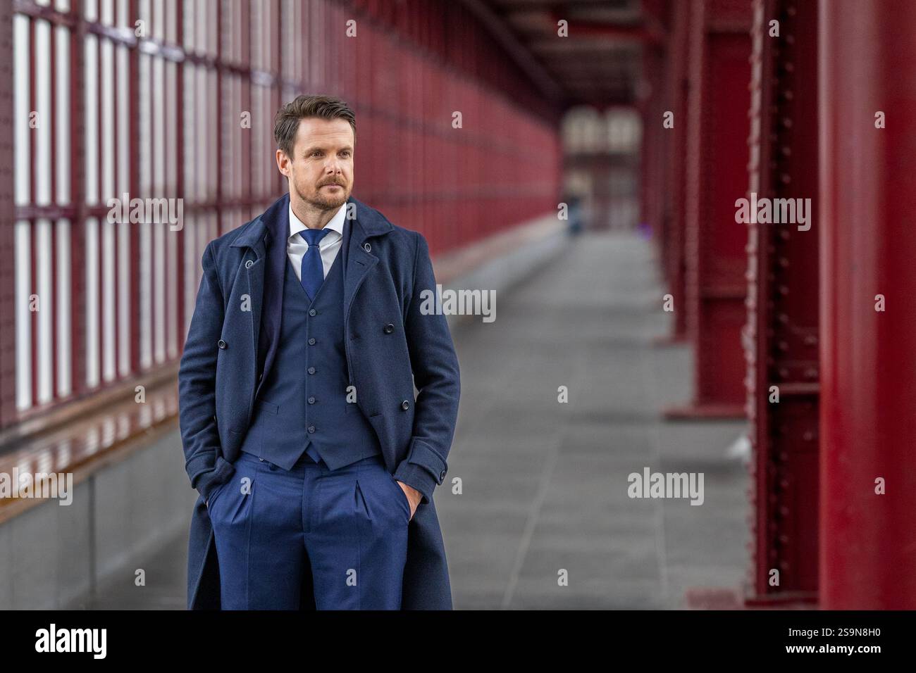 Dapper Gentleman debout en toute confiance dans une passerelle sophistiquée Banque D'Images