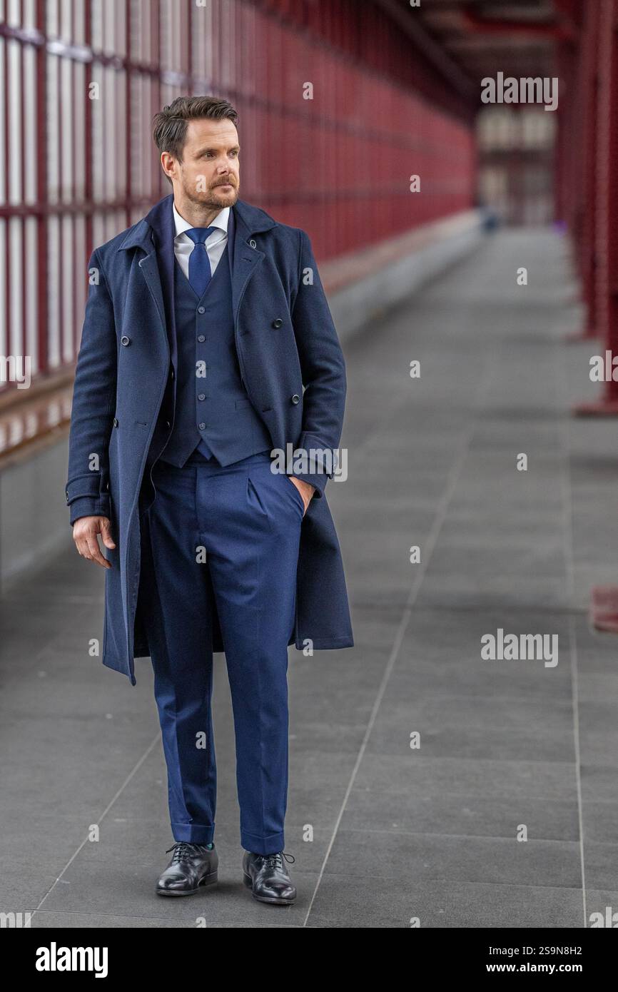 Élégance raffinée : Gentleman en Navy Coat Banque D'Images