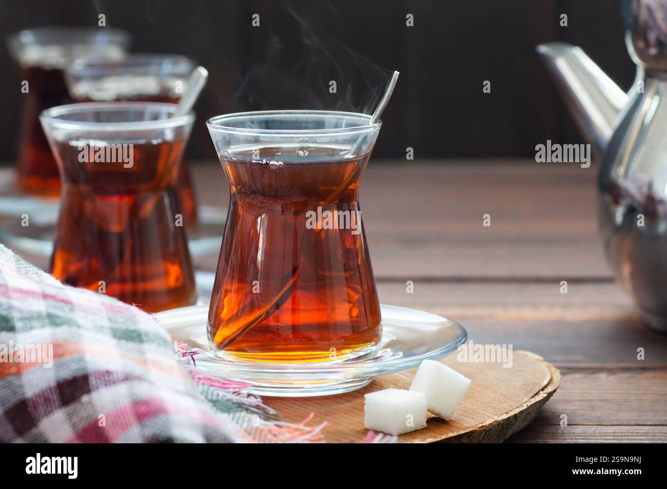 Tasse en verre de thé turc noir filtre, déversant de la théière, concept traditionnel de boisson chaude Banque D'Images