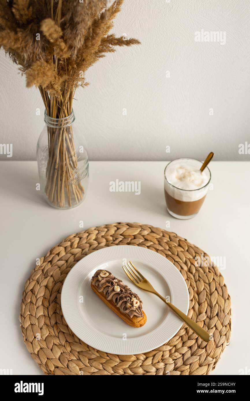 ECLAIR avec fromage à la crème noisette au café Banque D'Images