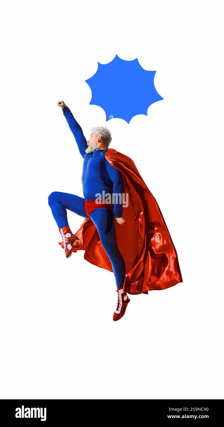 Homme en costume de super-héros bleu et cape rouge bondissant vers le haut avec le poing levé, avec bulle de discours bleue pour engager le placement du texte. Banque D'Images