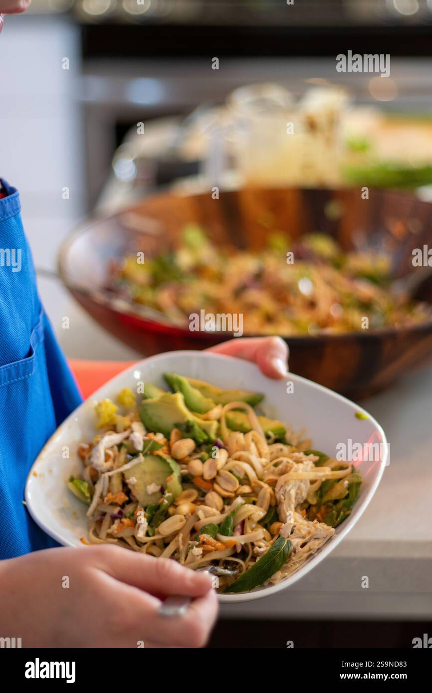 Gros plan d'un bol de salade de nouilles et de légumes sur le point d'être mangé Banque D'Images