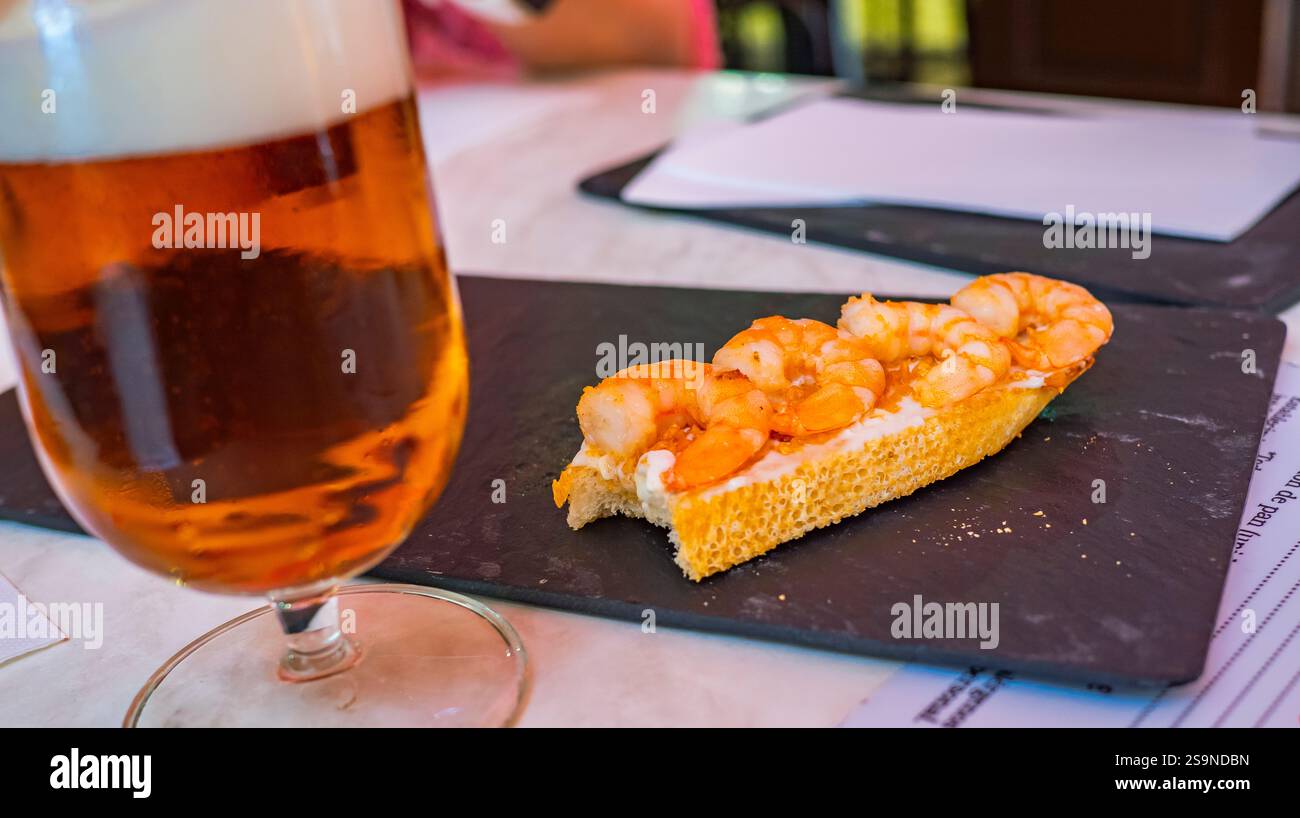 Crevettes grillées Tapa espagnole typique et bières au Restaurant Bar, Espagne, Europe Banque D'Images