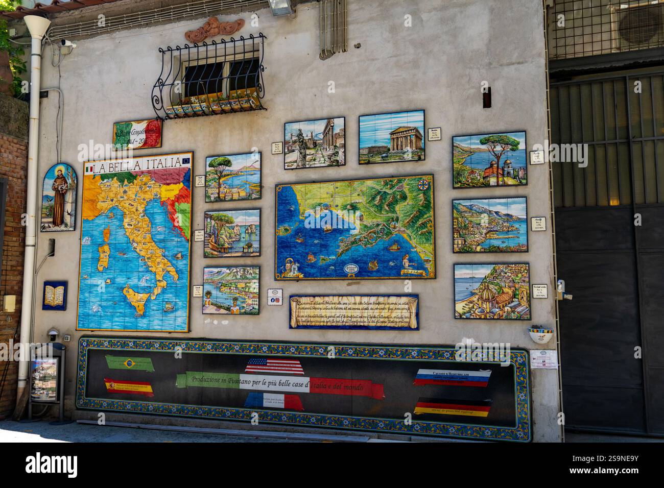 Cartes et photos de carreaux de céramique dans un magasin de céramique sur la côte amalfitaine en Italie. Banque D'Images