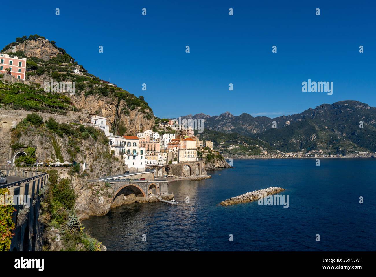 La ville d'Atrani sur la côte amalfitaine de l'Italie. Banque D'Images
