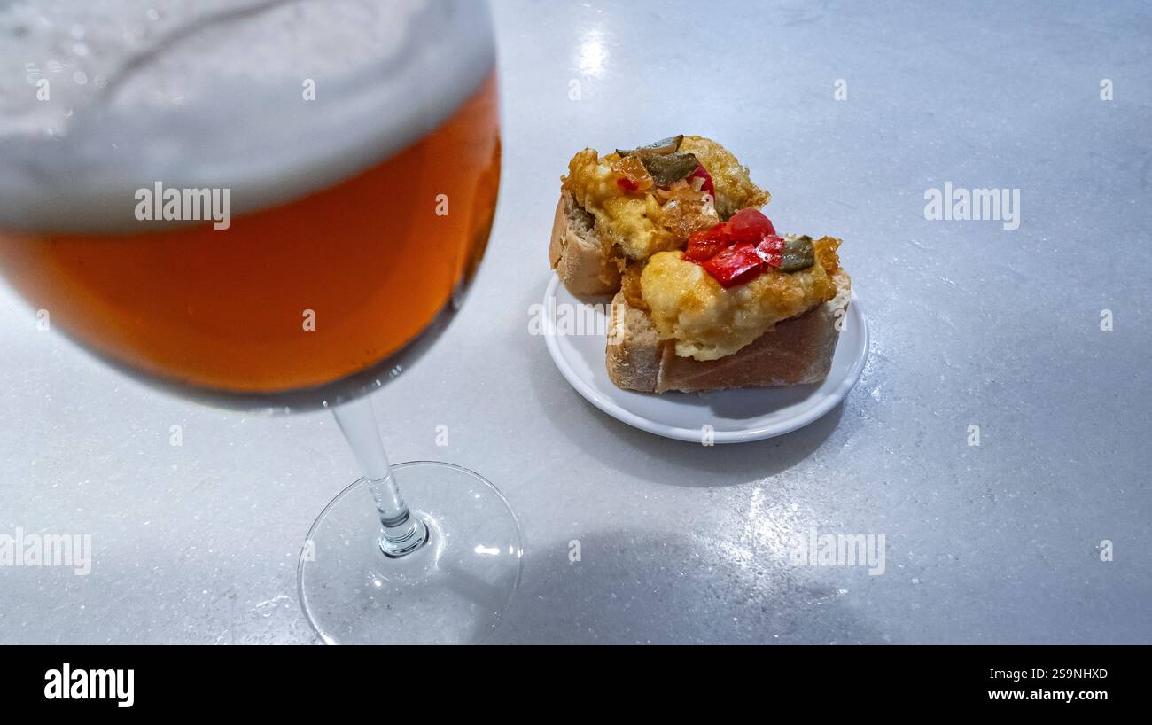 Morue battue tapas espagnoles typiques et bières au Restaurant Bar Banque D'Images