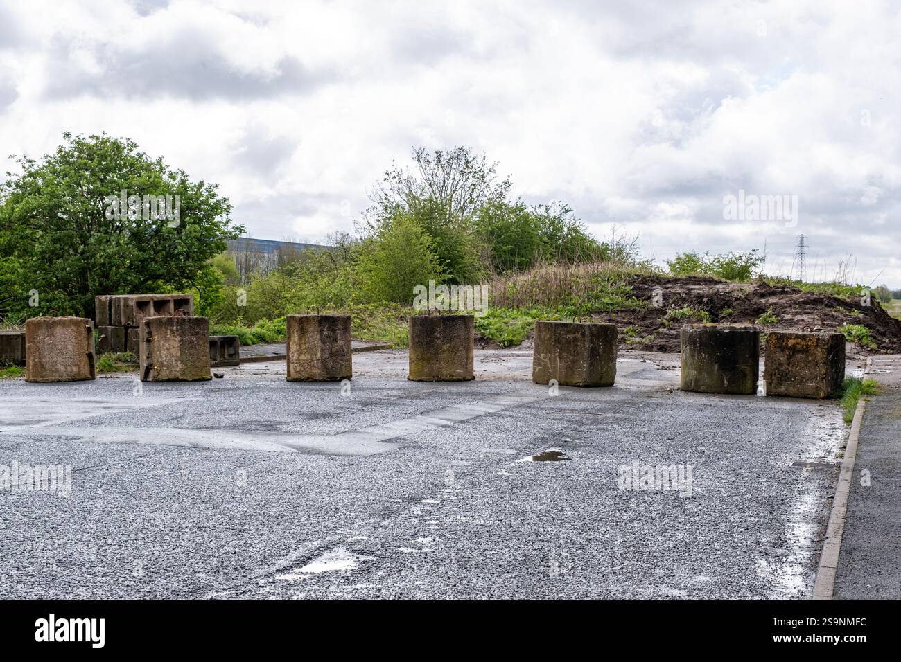 Blocs de béton au bout de la route Banque D'Images
