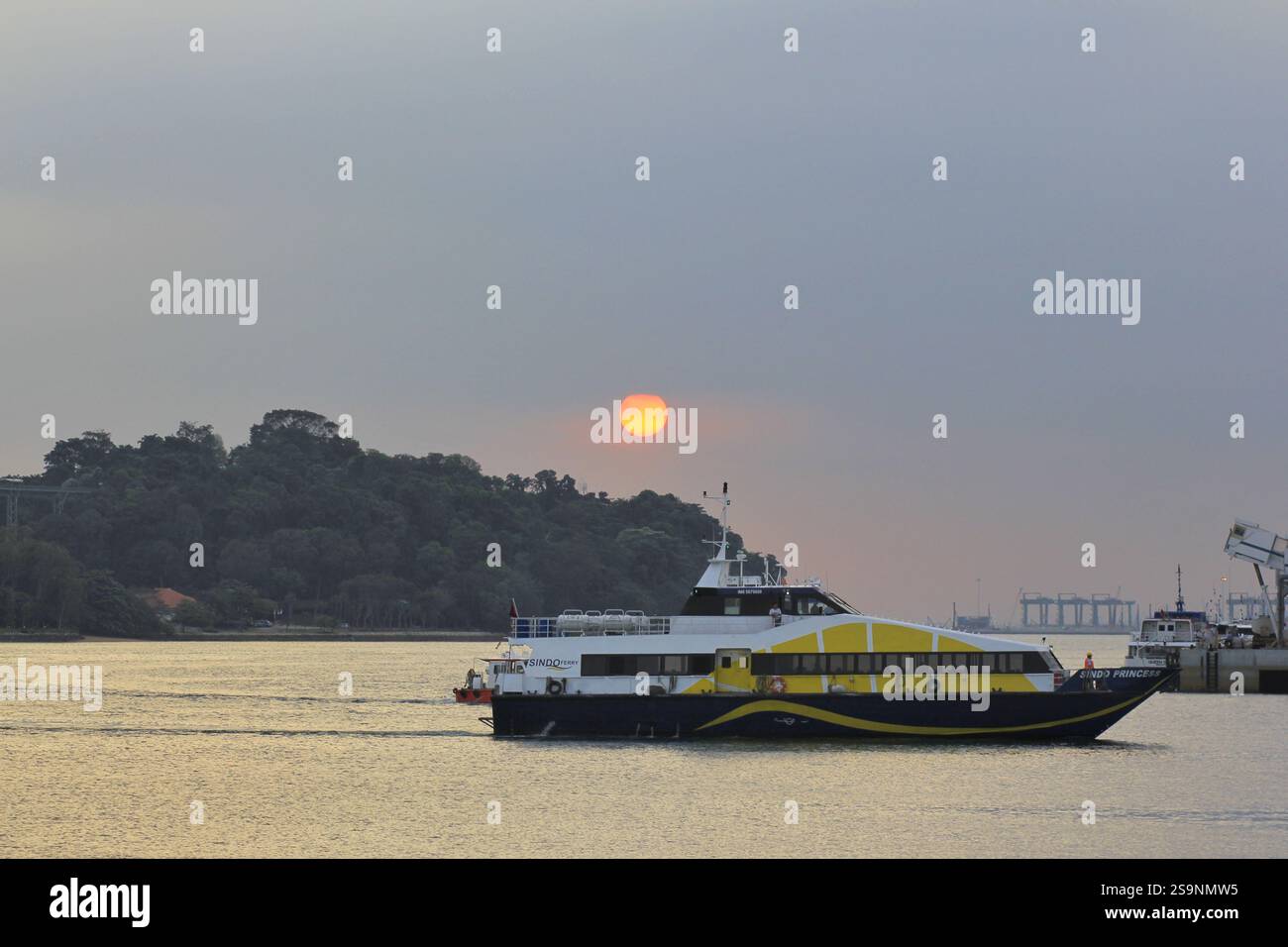 Singapour-Batam traversant le bateau quand il était dans l'eau de l'après-midi. Banque D'Images