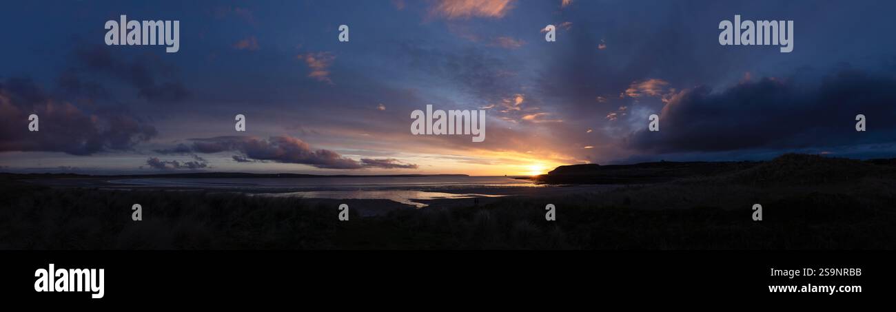 Coucher de soleil à Dunnet Head, panorama écossais. Côtier. Banque D'Images