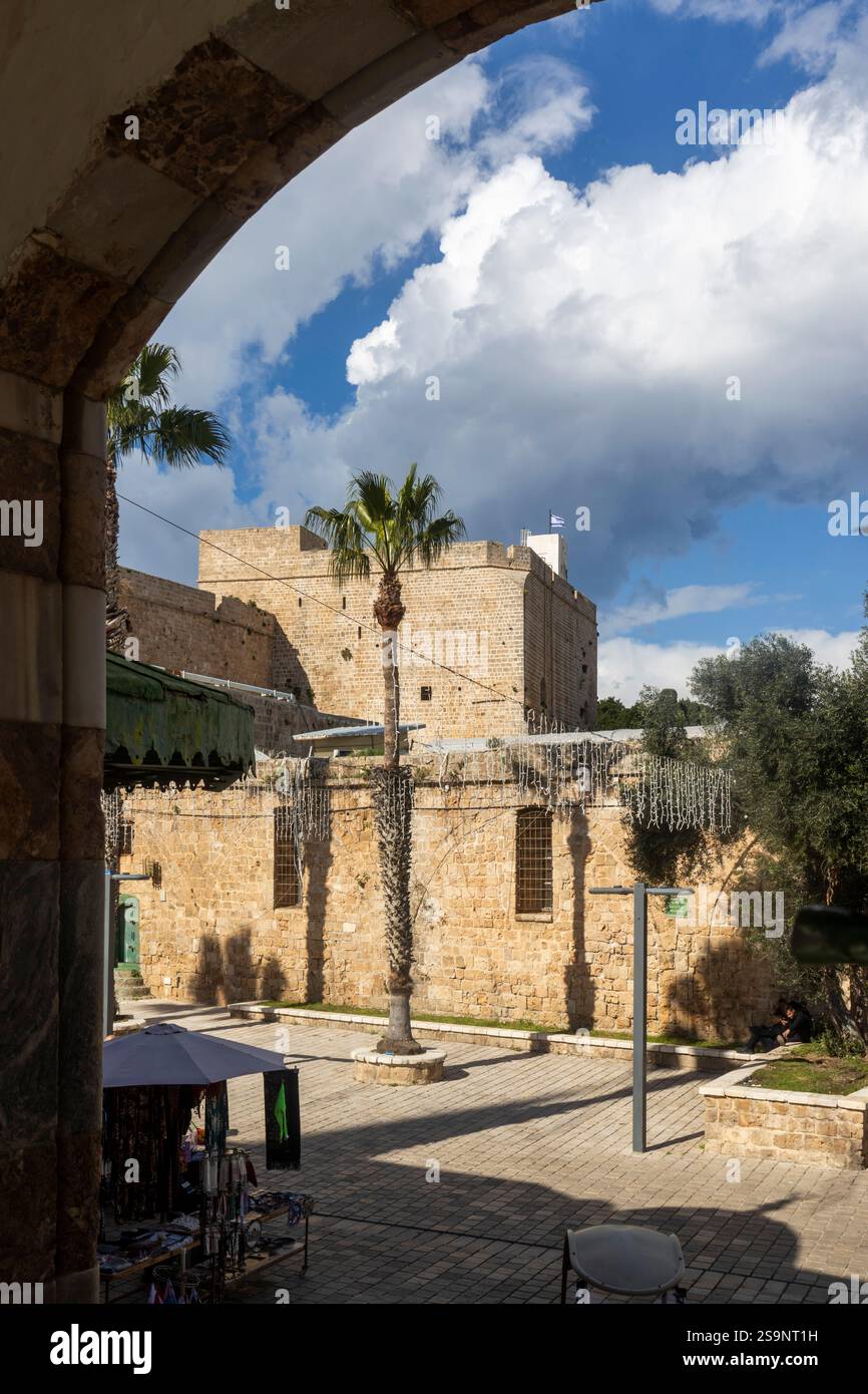 Akko, Israël - 23 janvier 2025, vue depuis la mosquée Al-Jazeera à travers une arche jusqu'à la salle des chevaliers à Akko. Banque D'Images