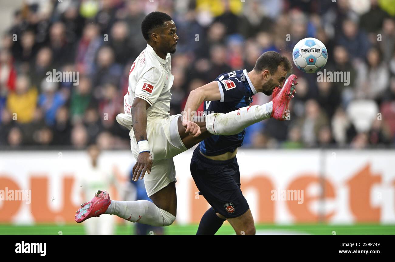Scène de zone de pénalité, scène de zone de but but tir but action but chance Duel, action Benedikt Gimber 1. FC Heidenheim 1846 FCH (05) contre Samuel Essende FC Banque D'Images