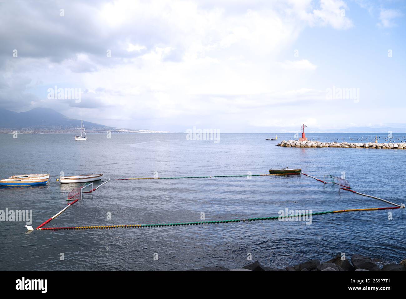 Court de water-polo en mer, Naples, Italie Banque D'Images