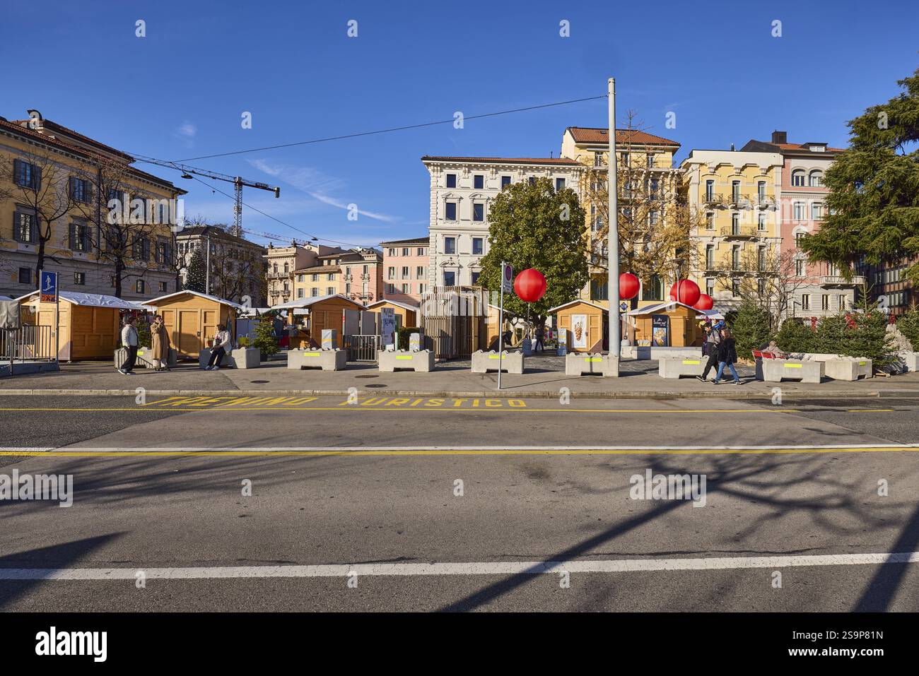 Marché de Noël sur la Piazza Alessandro Manzoni, architecture générale, voie de bus, ciel bleu, rue Riva Giocondo Albertolli, Lugano, quartier Lugano, CAN Banque D'Images