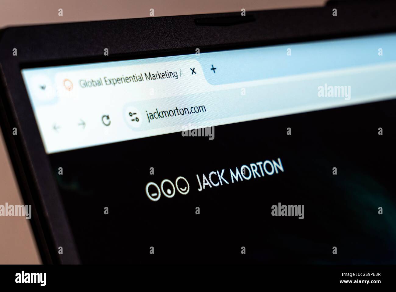 New York, États-Unis - 20 janvier 2025 : Jack Morton site Web de marketing expérientiel et de marque affiché sur un écran Banque D'Images