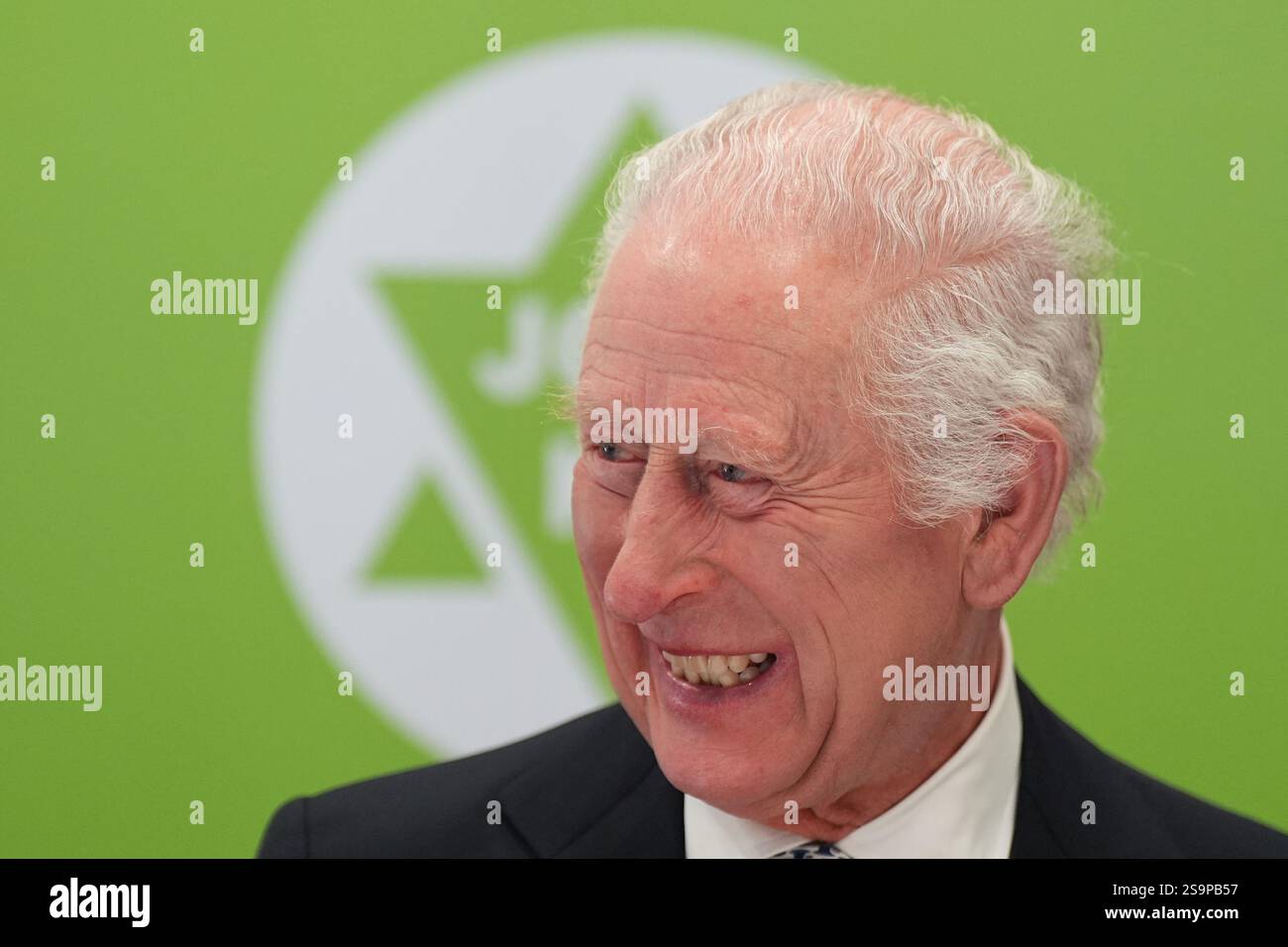 Le roi Charles III lors de sa visite au Centre communautaire juif (CCM) de Cracovie, pour rencontrer des survivants de l'Holocauste et entendre des bénévoles et des membres parler du soutien du centre aux personnes de tous âges et de tous horizons dans le cadre de sa mission de reconstruction de la vie juive dans la ville. Le roi est en Pologne pour assister aux commémorations à Auschwitz-Birkenau, marquant les 80 ans de la libération du camp de concentration. Date de la photo : lundi 27 janvier 2025. Banque D'Images
